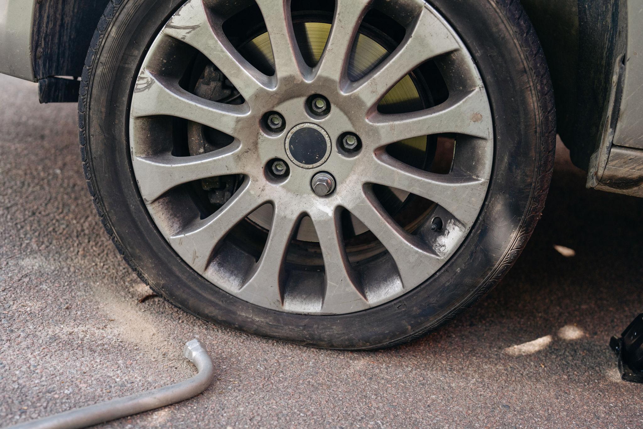 What to Do If You Get a Flat Tyre in London – Step-by-Step Guide